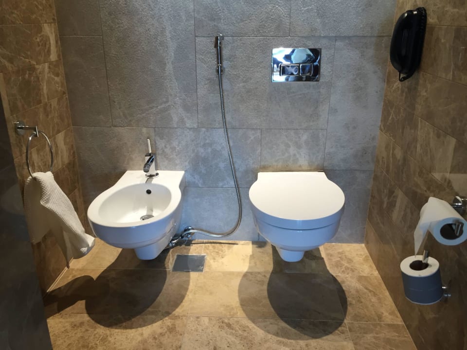 Moderne Toiletten Andaz Capital Gate Abu Dhabi - a concept by Hyatt