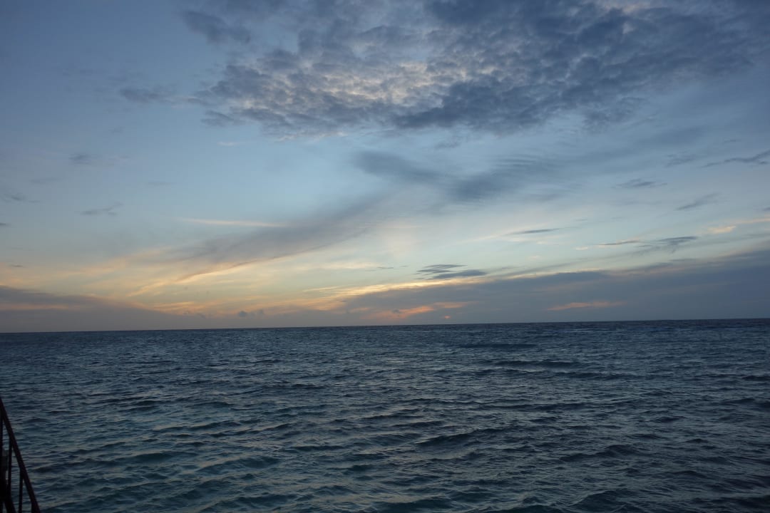 Sonnenuntergang von der Water Villa aus gesehen Kuredu Island Resort & Spa