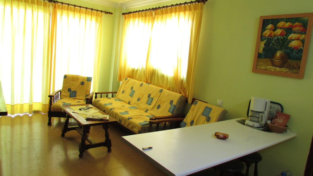 Wohnecke, abewohntes Möbiliar. Apartamentos Los Aguacates