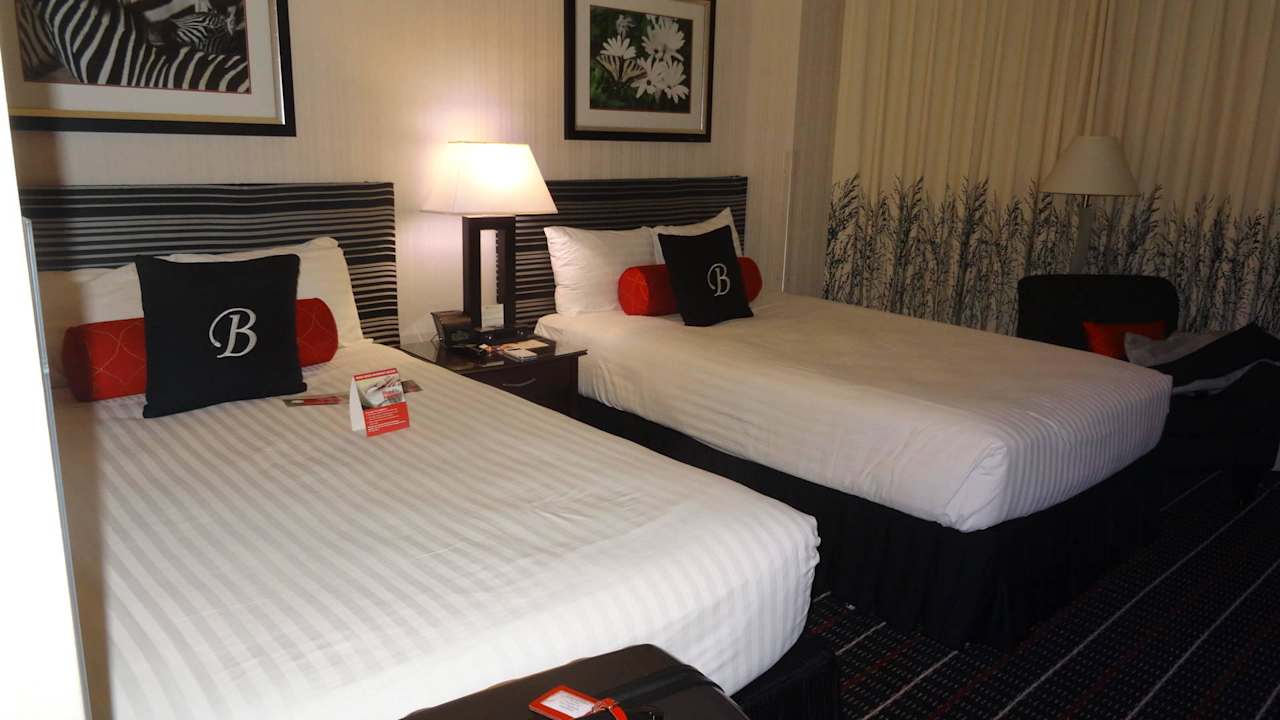 Zwei große Betten Bristol Hotel