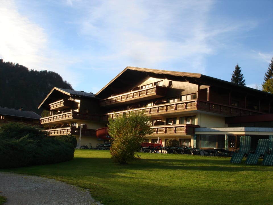 Hotel von hinten Hotel Bellevue am See