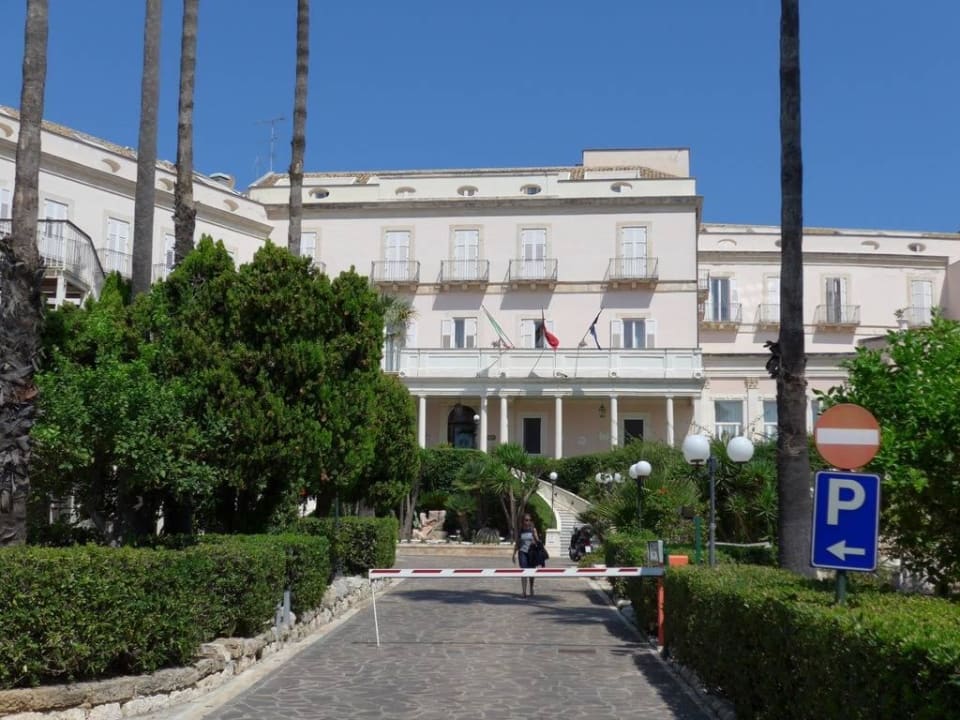 Zufahrt und Eingang Villa Politi