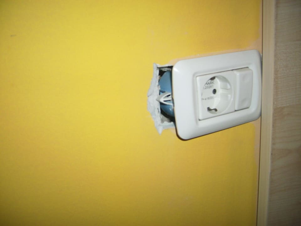 Steckdosen hingen von der Wand Hotel Cazablanka / Casablanca