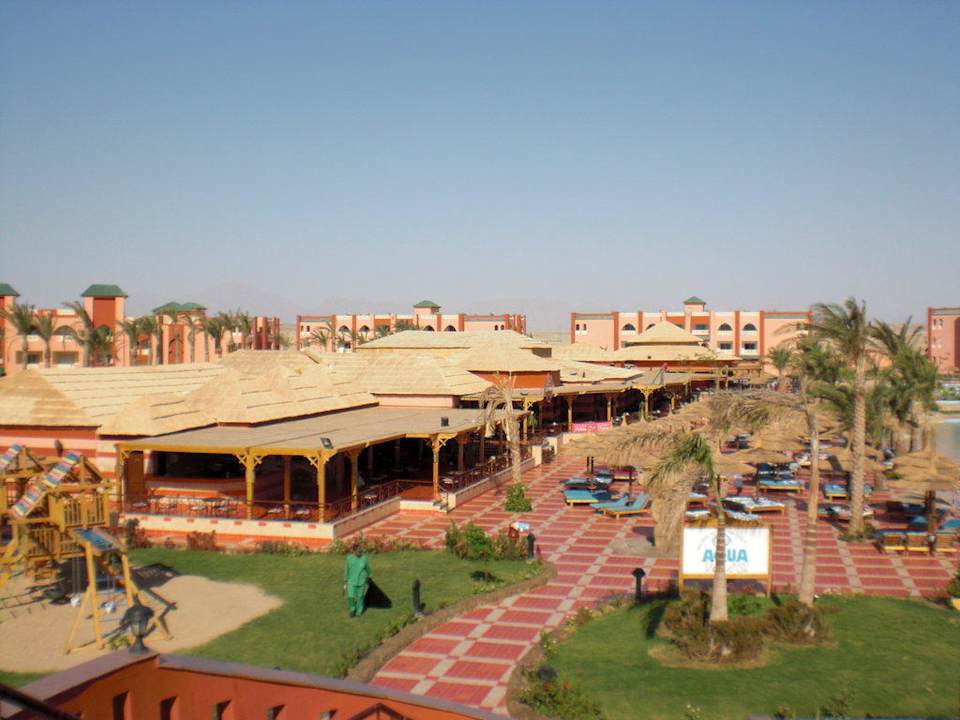 In diesem Gebäudekomplex sind die Restauraunts Pickalbatros Aqua Vista Resort - Hurghada