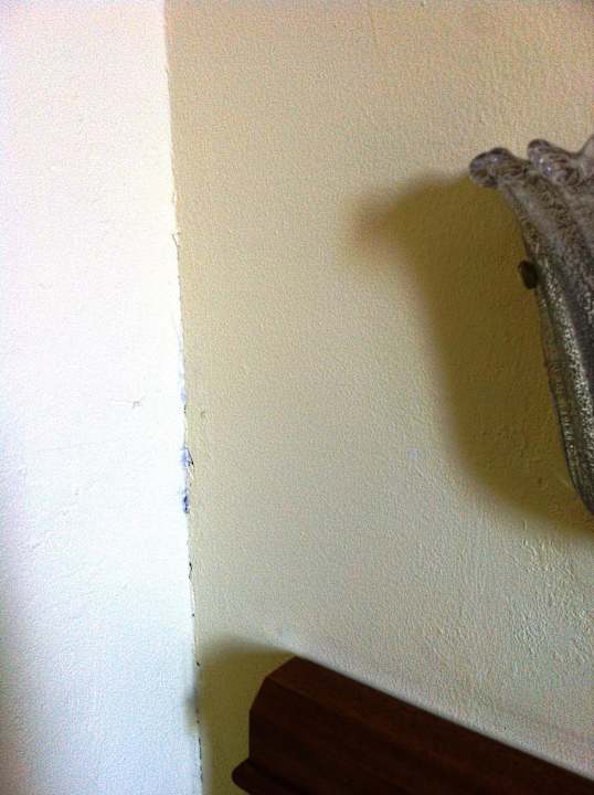 Abgestoßene Wandecke/dreckige Lampe Residenza Panorama