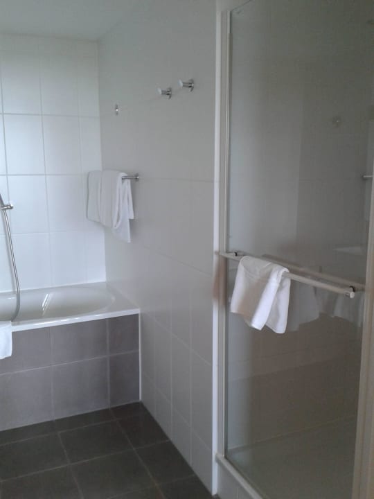 Badezimmer mit Wanne und Dusche Falkensteiner Balance Resort Stegersbach