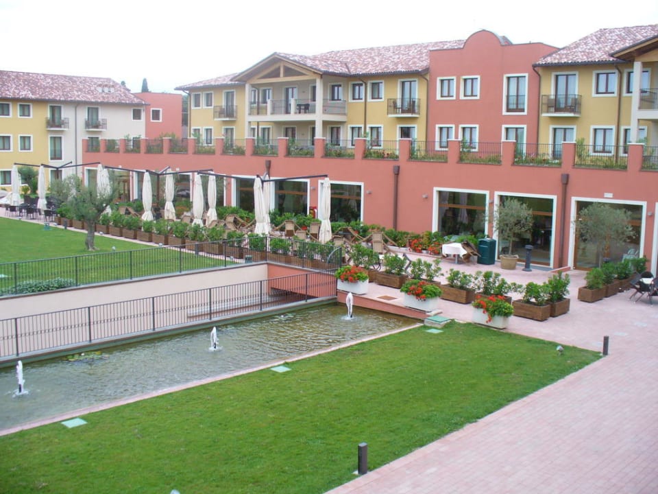 Außenbereich mit Blick auf Restaurant TH Lazise - Hotel Parchi Del Garda