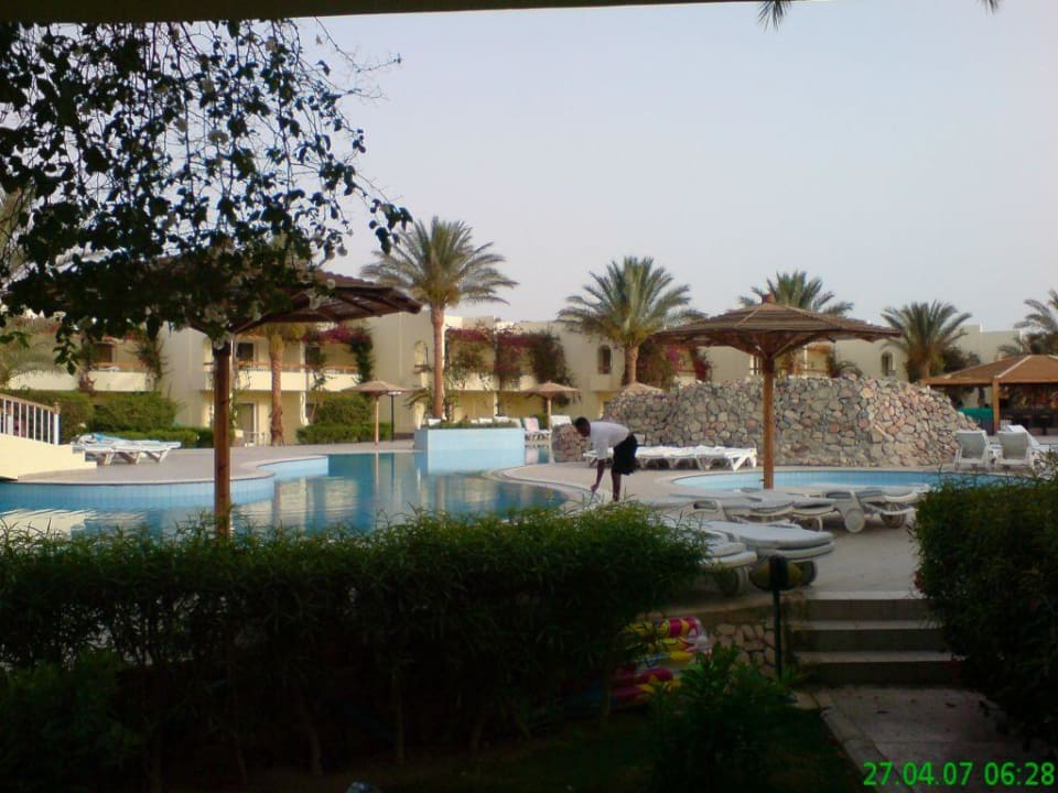 Vom Bungalow aus auf den Pool Palm Beach Resort