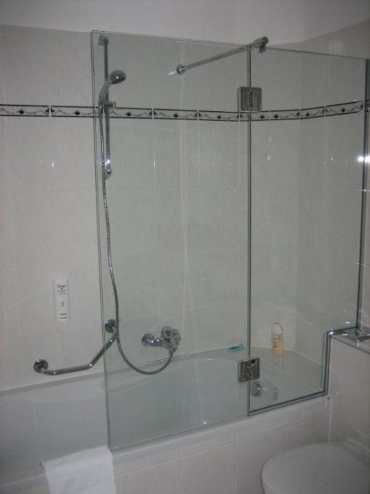 Badewanne mit Dusche Hotel Astoria Vienna, Curio Collection by Hilton