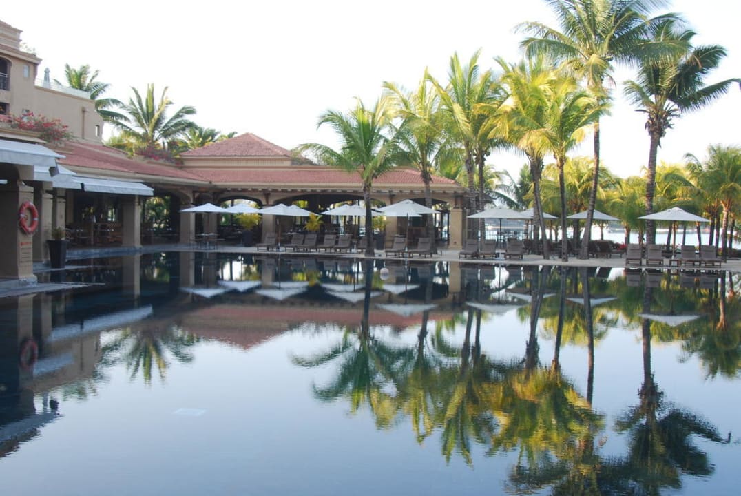 Pool und Blick zum Restaurantbereich Mauricia Beachcomber Resort & Spa