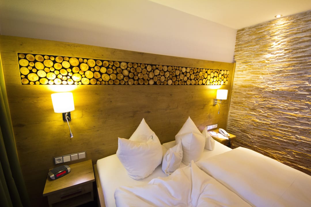 Schlafzimmer Alm- & Wellnesshotel Alpenhof