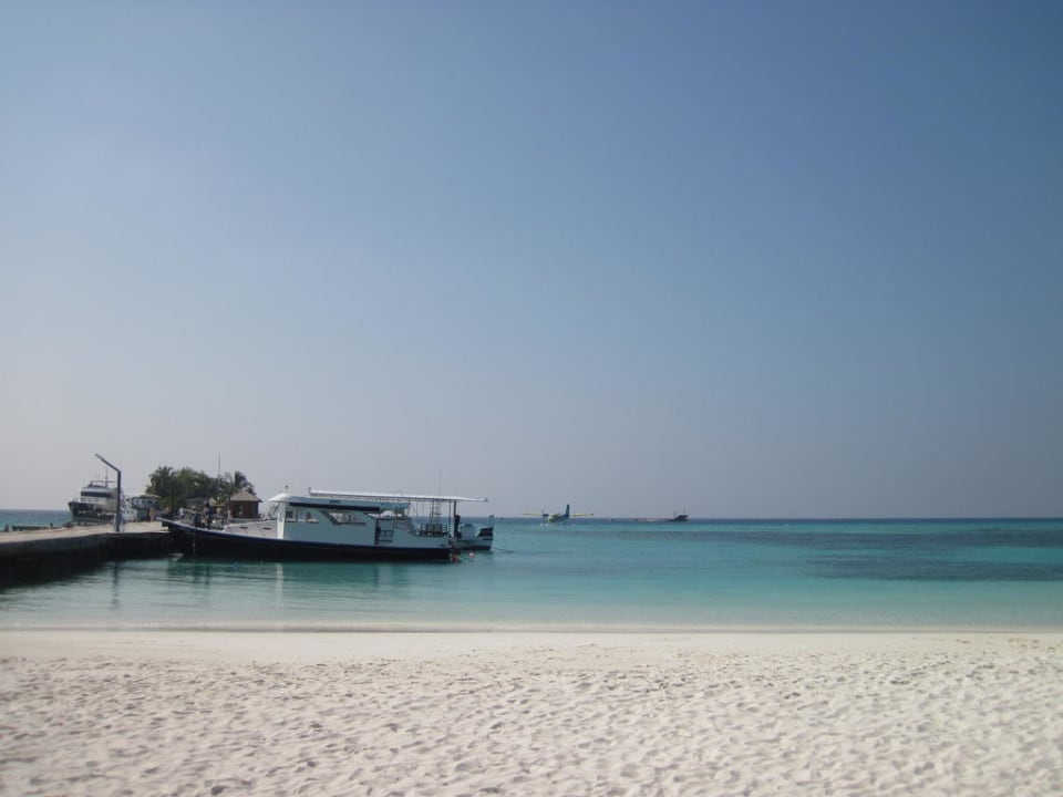 Jetty und Boot der Tauchschule Kuredu Island Resort & Spa