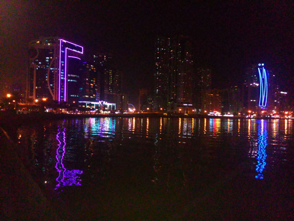 Lagune bei Nacht Corniche Hotel Sharjah