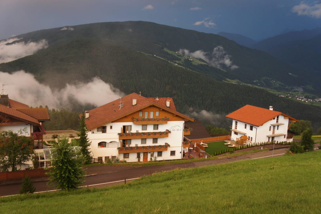 Blick von der Ortsstraße hinunter Pension Sonnenhof