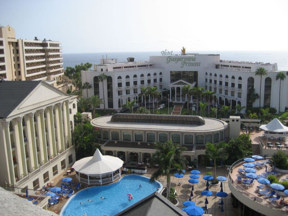 Blick auf den Poolbereich und das Schwesterhotel Princess Inspire Tenerife