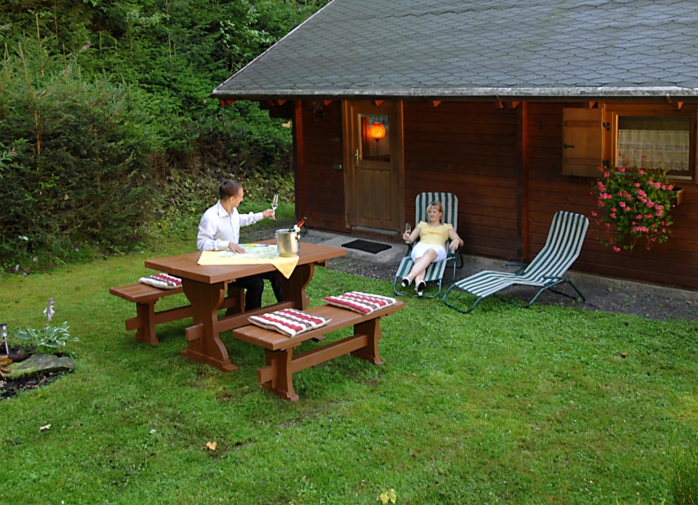 Der Garten mit Ferienhaus Flair Hotel Waldfrieden