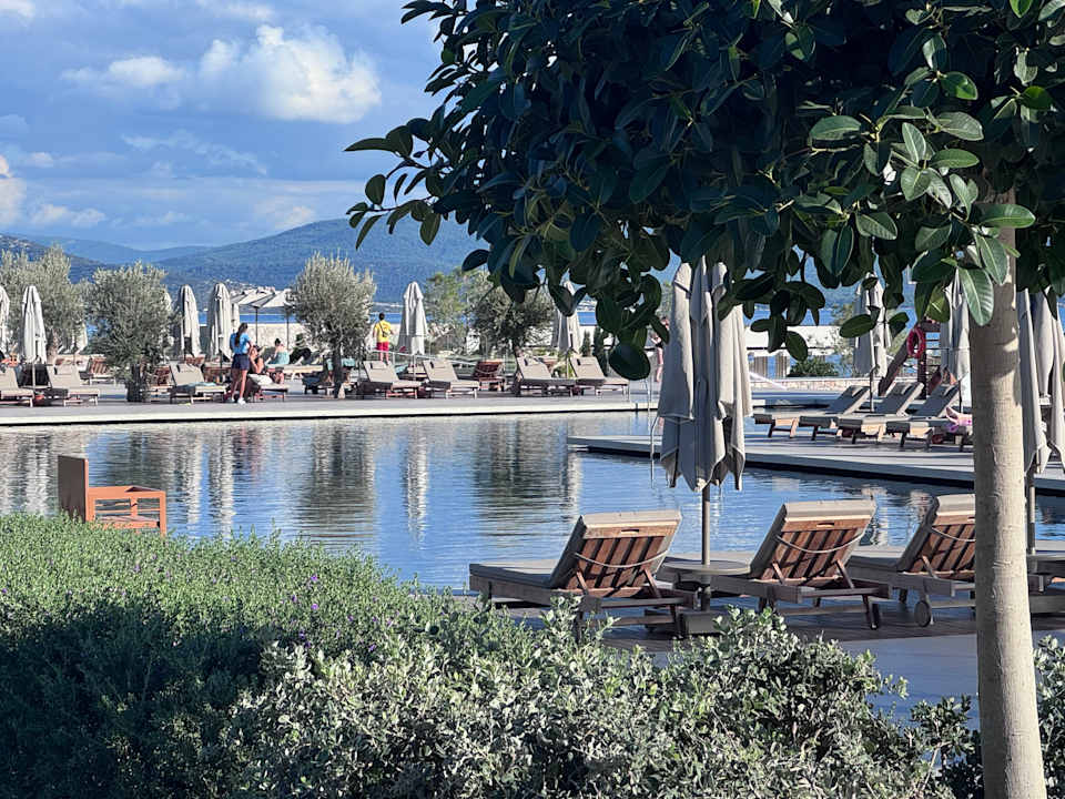 Strand Anda Barut Collection