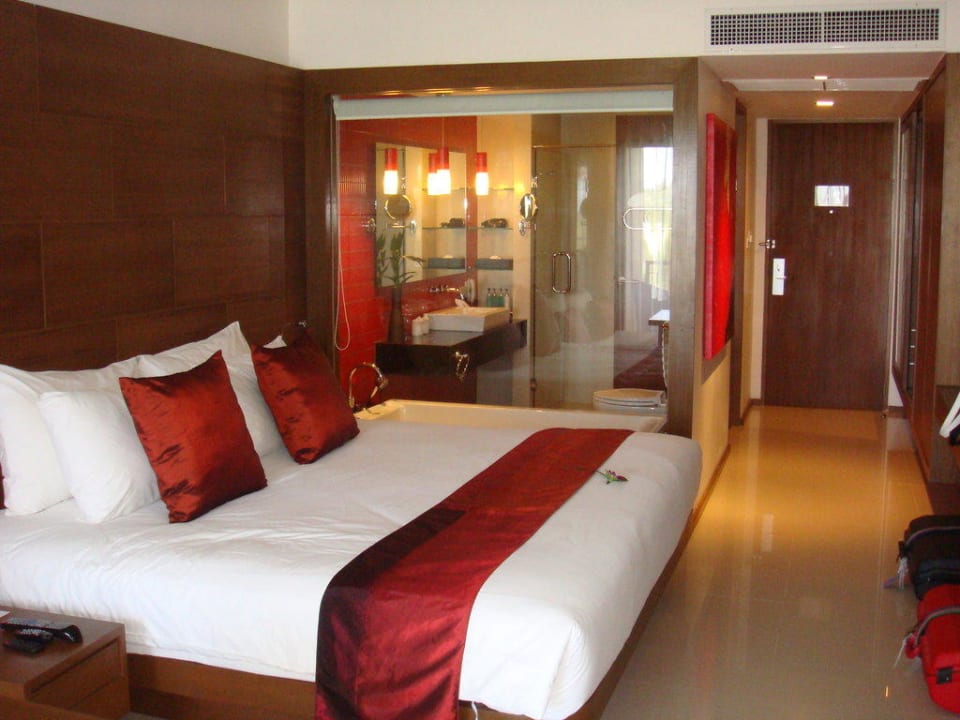 Hotelzimmer und Bad mit Panoramafenster Novotel Phuket Kata Avista Resort and Spa