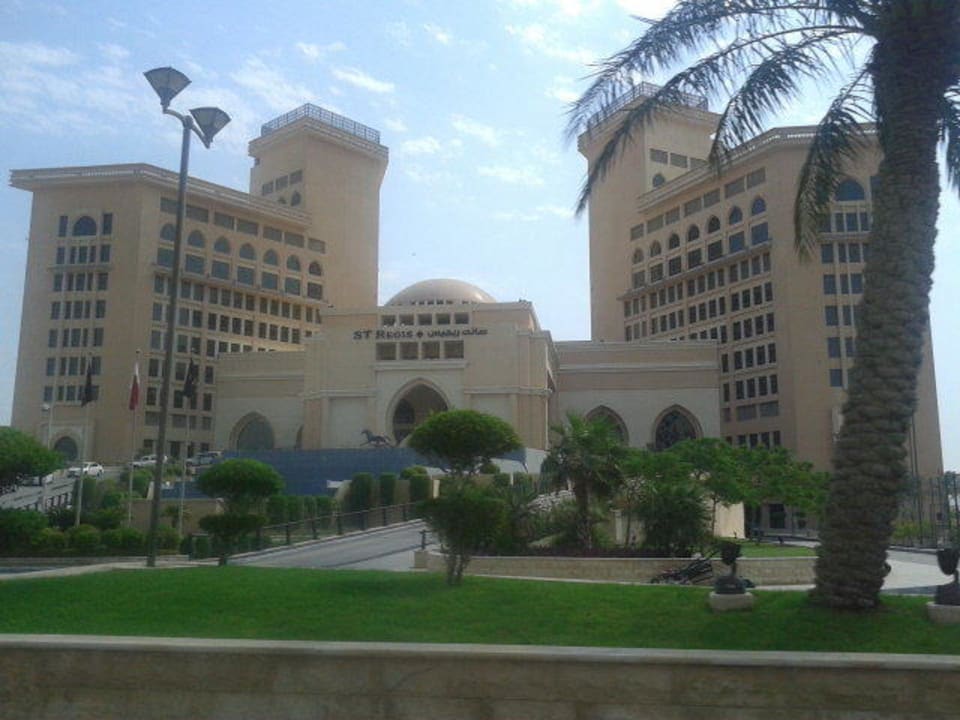 Auffahrt zum Hotel The St. Regis Doha
