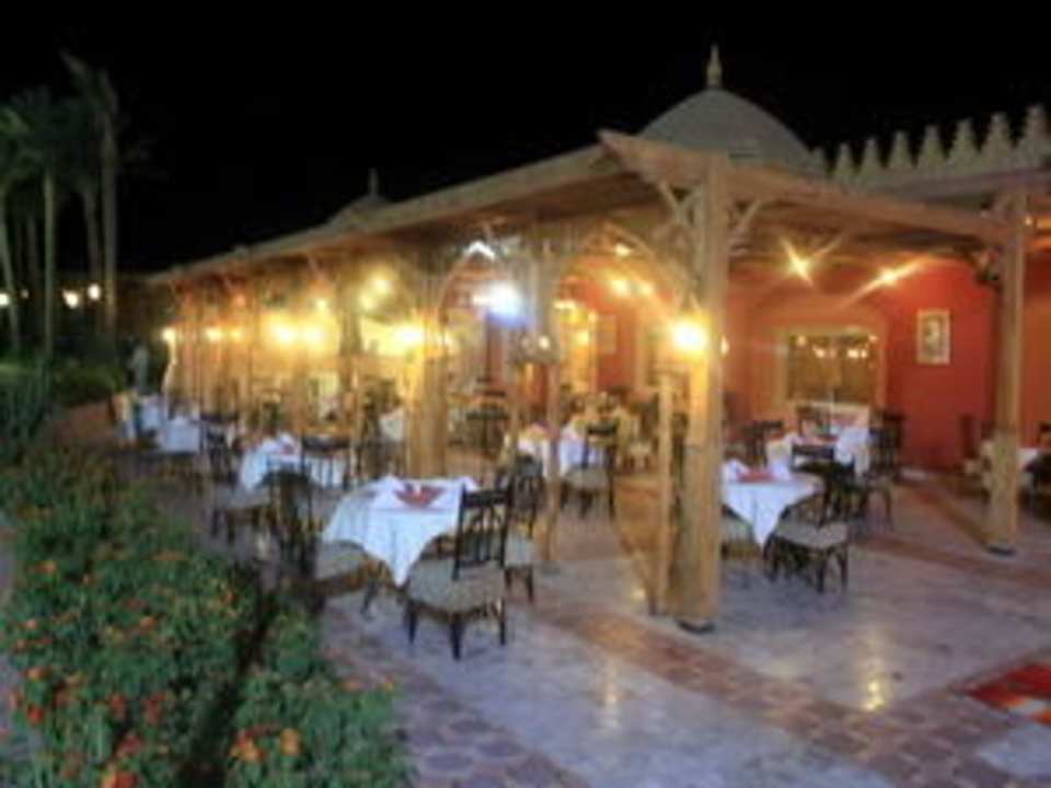 Stoliki na zawnątrz restauracji Pickalbatros Alf Leila Wa Leila Resort - Neverland Hurghada