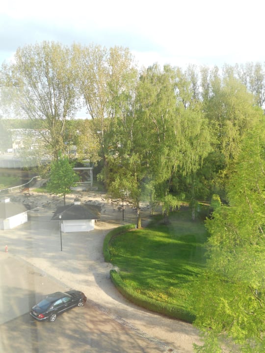 Ausblick auf den kleinen Park vor dem Hotel ATLANTIC Hotel Galopprennbahn