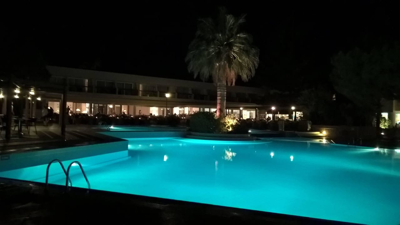 Blick auf den Außenbereich der Lobbybar am Abend Phãea Cretan Malia