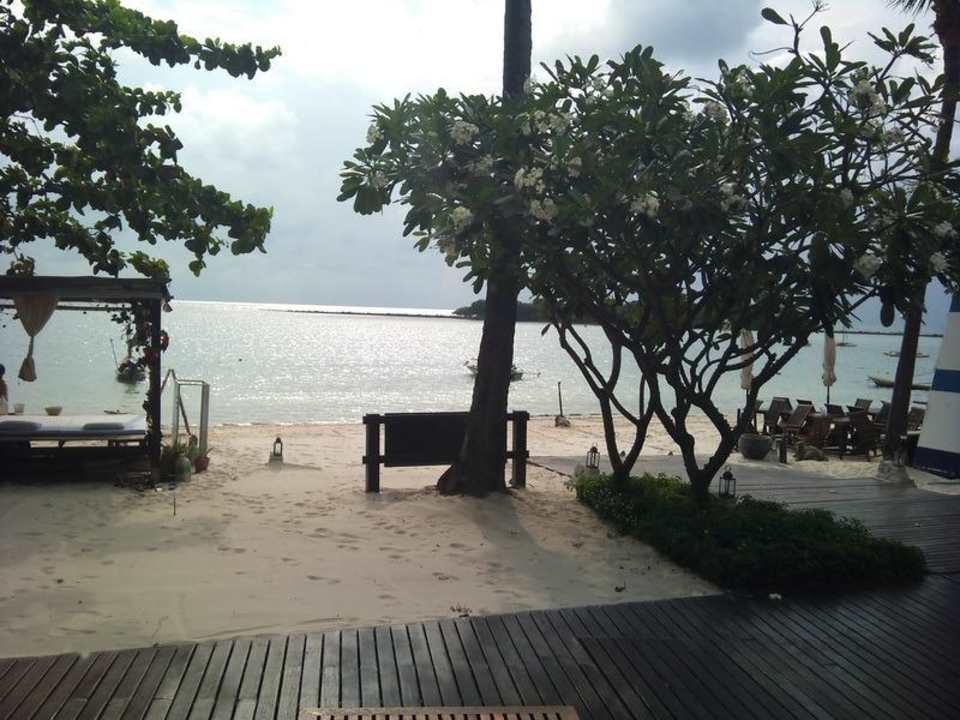 Strand - Massagestation links Iyara Beach Hotel