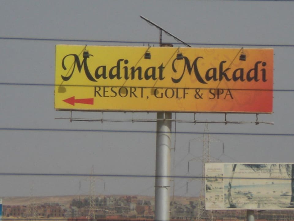 Schild zur Einfahrt nach Madinat Jaz Makadi Oasis Resort