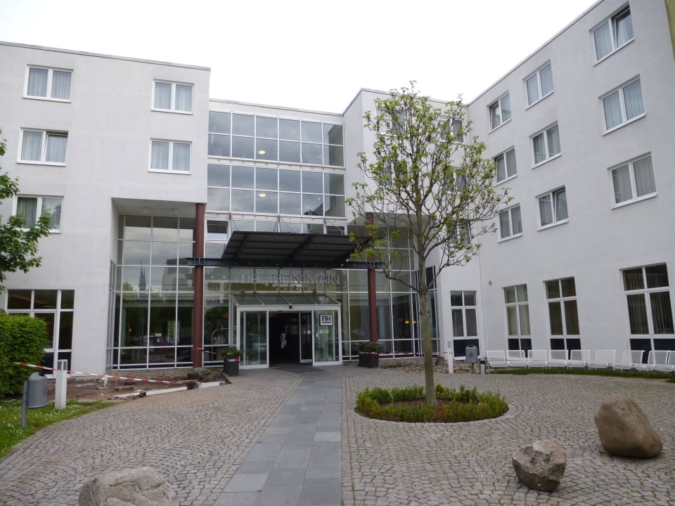 Hoteleingang NH Frankfurt Airport West