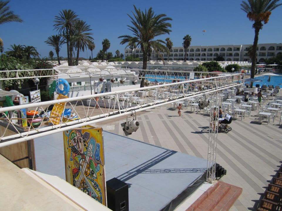 Animationsbühne und Pool Mittagszeit El Mouradi Club Kantaoui