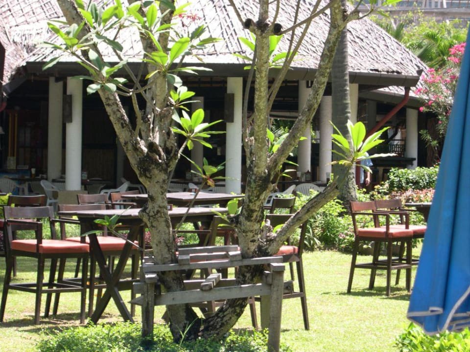 Vor dem Poolrestaurant Andaman Embrace Patong