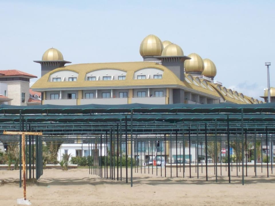 Blick auf das Hotel, vom Strand aus Aydinbey Kings Palace & Spa