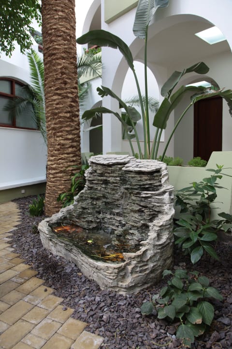 Innenhof Alianthos Garden Hotel
