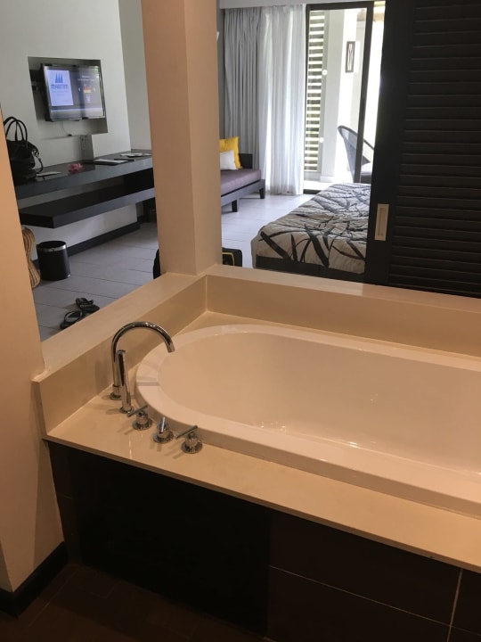 Ausblick vom Badezimmer in den Schlafbereich Crystals Beach Resort Belle Mare, a member of Radisson Individuals