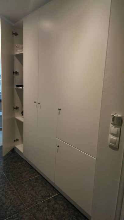 Großer Kleiderschrank, unten rechts Kühlschrank HARPIN Georgioupolis Resort Aquapark & SPA