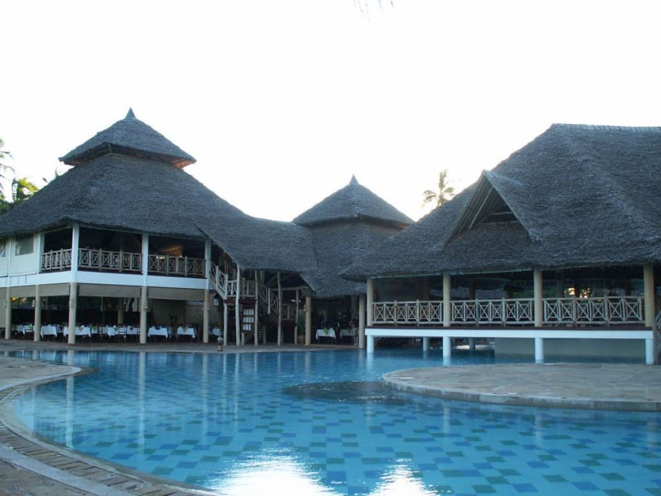 Essen und Pool Neptune Village Beach Resort & Spa