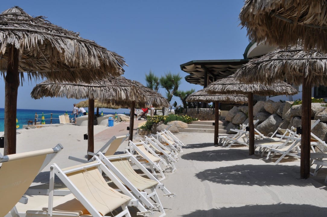 Strand mit Liegen und Schirmen kostenlos Hotel Villaggio Il Gabbiano