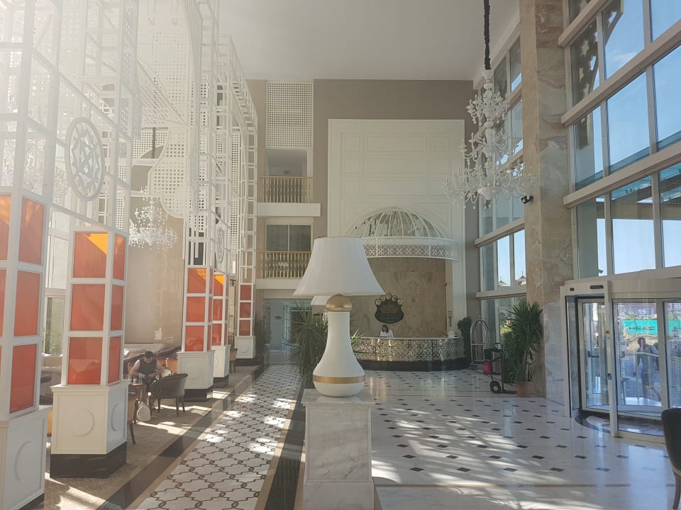 Lobby Well Palace Side