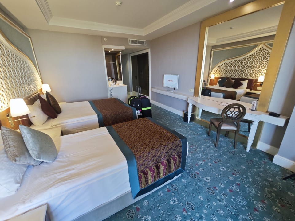 Zimmer Royal Taj Mahal Hotel