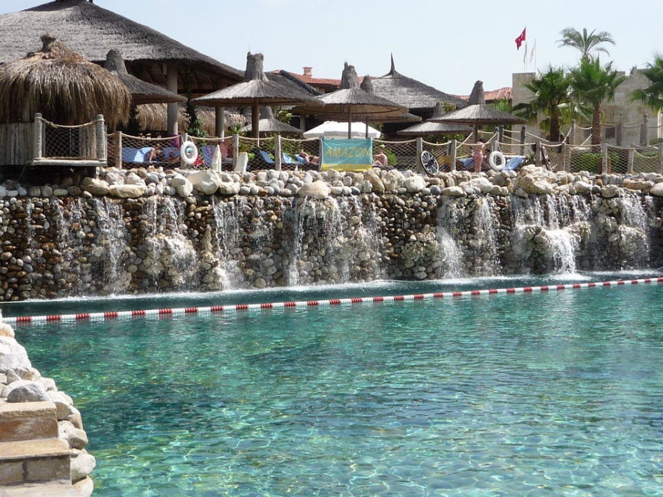 Basen Club Grand Side