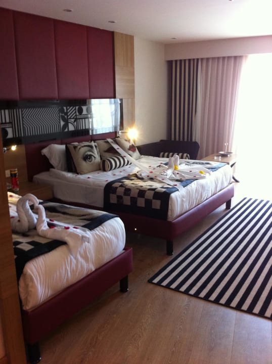 Dreibettzimmer sehr groß und schön dekoriert Hotel Delphin Imperial