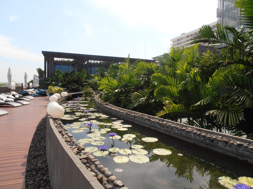 Ruhebereich am Pool Hilton Pattaya