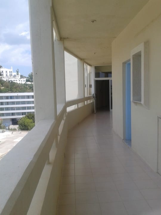 Zimmertür mit Badfenster rechts Olympos Beach Hotel