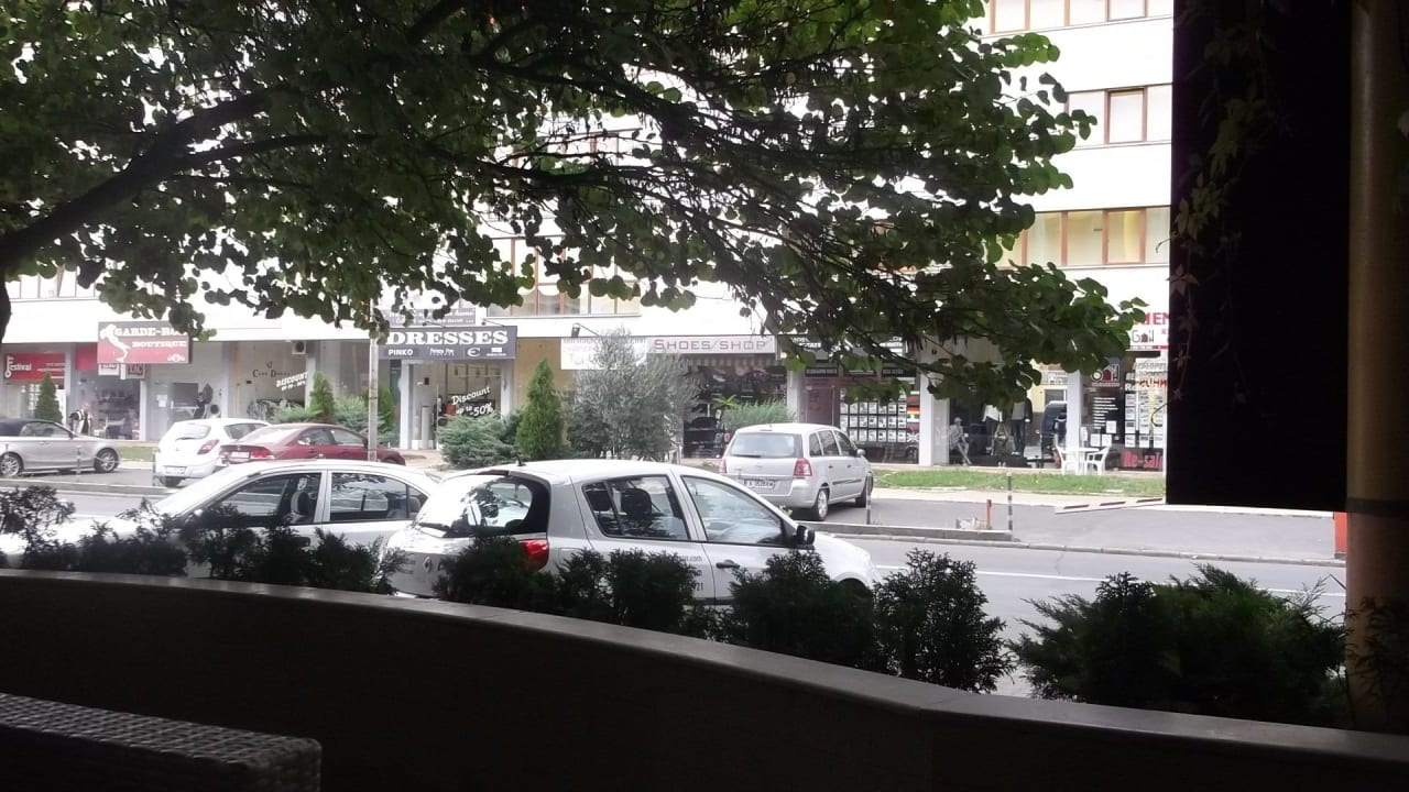 Blick zur Hauptstraße von der Aussenbar Hotel Diamond