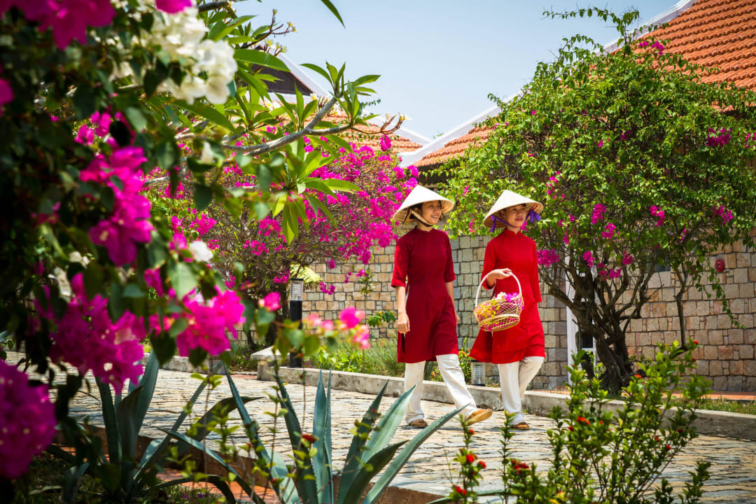 People Victoria Nui Sam Lodge