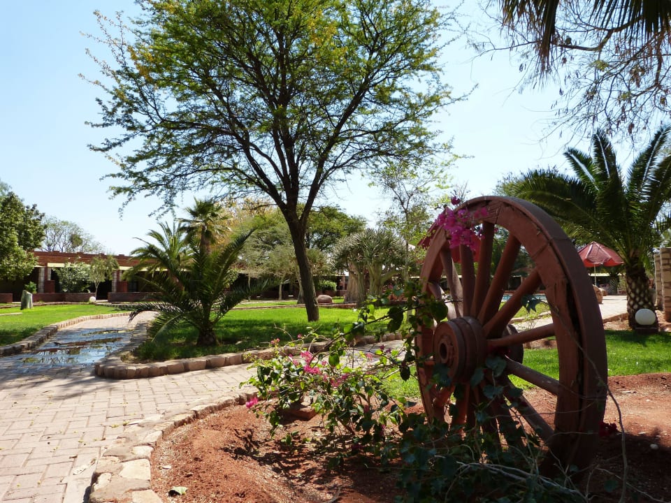 Garten mit Deko Kalahari Anib Lodge