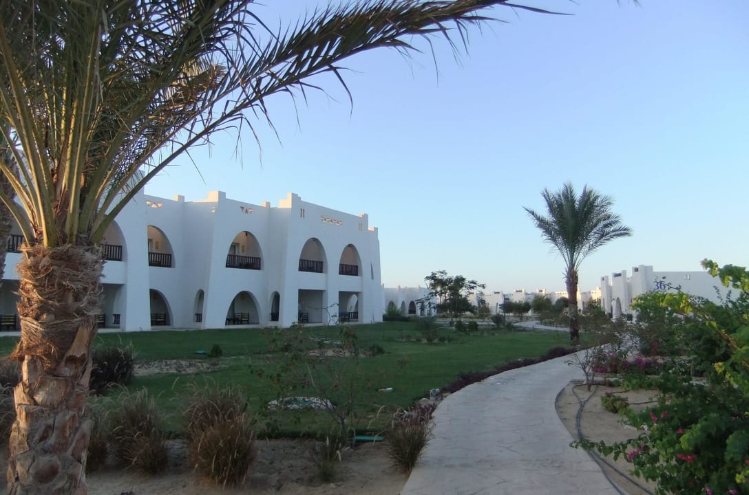 Weg in der Anlage Hilton Marsa Alam Nubian Resort