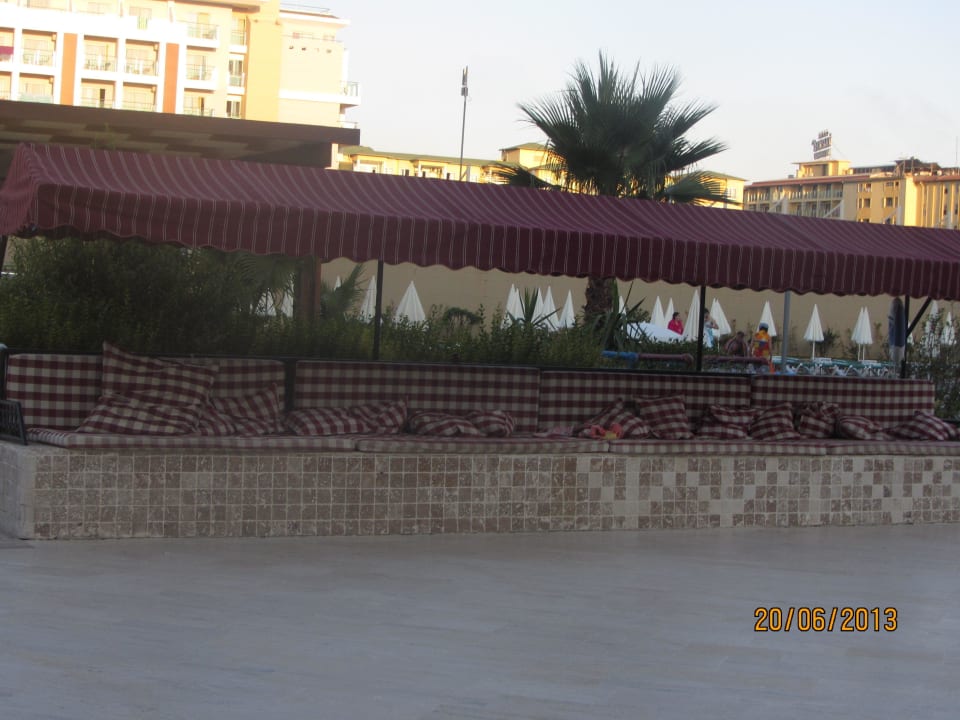 Диванчик на территории Hotel Royal Garden Beach
