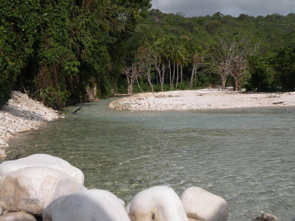 RIo Nizaito el cual nos bordea. Hotel Rancho Don Cesar