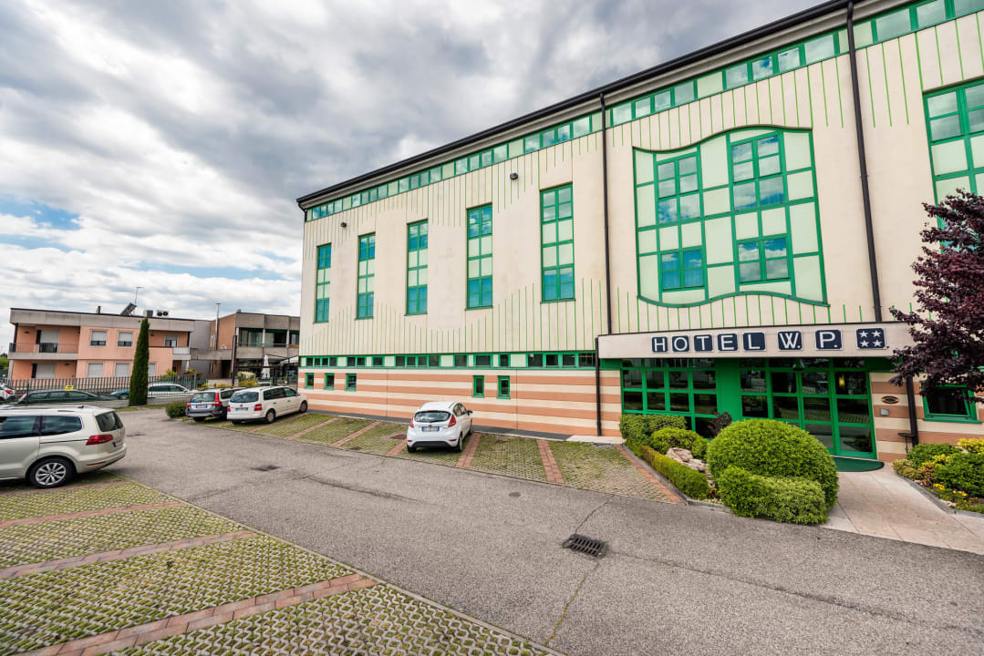 Außenansicht West Point Airport Hotel